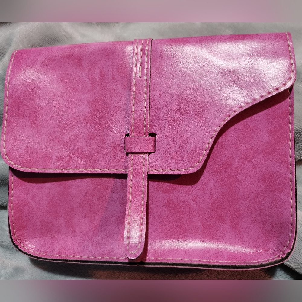 0006. New Pink Vinyl Handbag With Crossbody Strap
